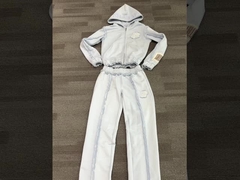 /Szczególnie dla Y2K /z zakrojonymi kapeluszami /i spodenkami.